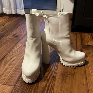 Size 8 Liliana white 4 inch boots